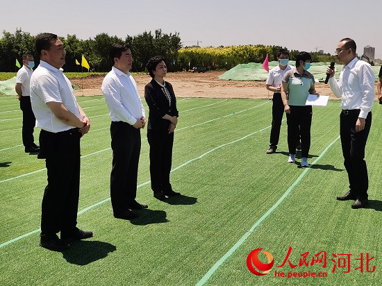 觀摩團現(xiàn)場了解項目建設情況。人民網(wǎng) 張繼航攝