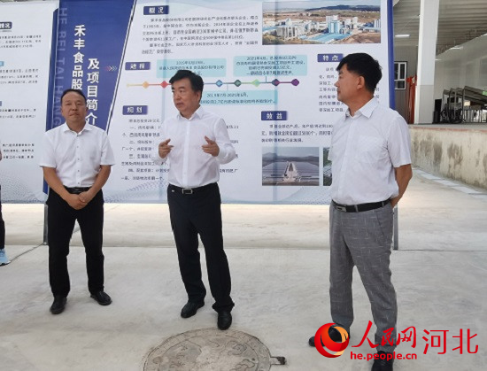 黨曉龍在禾豐項目現(xiàn)場鼓勵大家以商招商。 人民網(wǎng) 張繼航攝