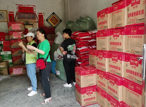 湖南省永州市江華瑤族自治縣越野e族江華中隊17輛越野車，滿載著永州市星望混凝土有限公司捐贈的7萬元物資送達江華瑤族自治縣蔚竹口鄉(xiāng)磨刀村。受訪單位供圖