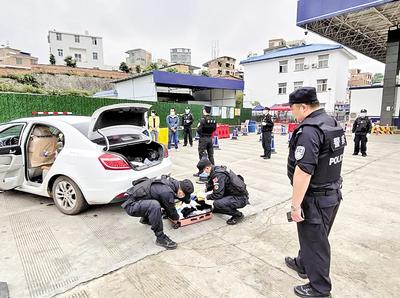 圖為民警對重點車輛是否攜帶毒品進行檢查。省禁毒委供圖