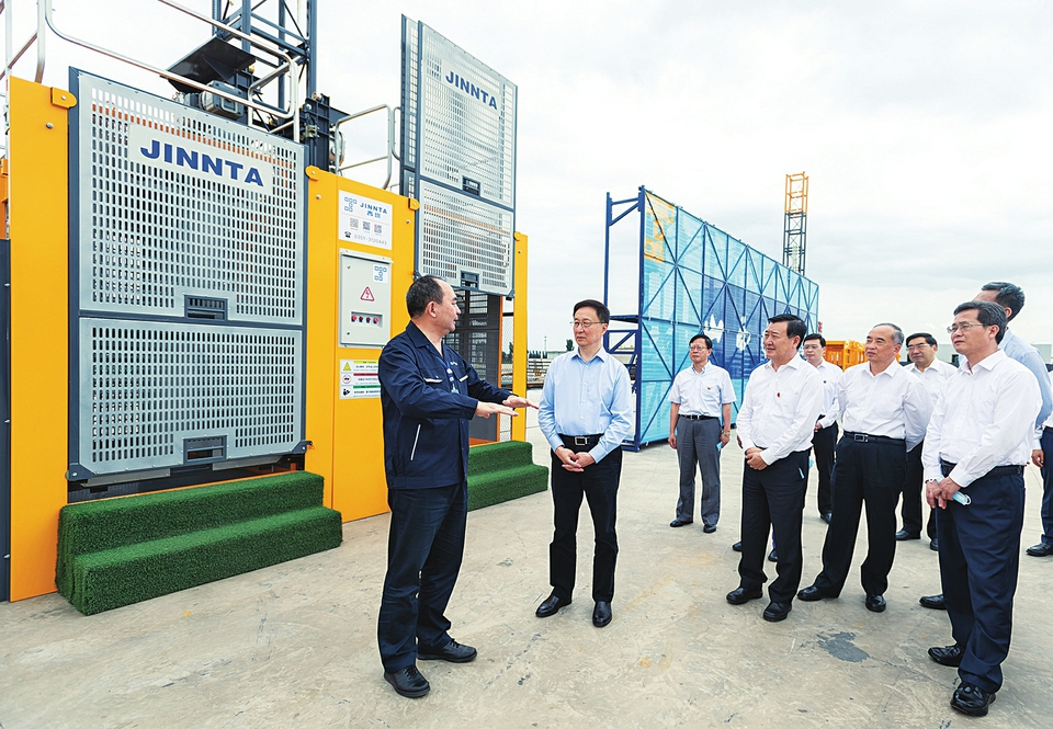 六月二十八日，中共中央政治局常委、國(guó)務(wù)院副總理韓正到山西太原調(diào)研，主持召開(kāi)煤炭清潔高效利用專(zhuān)題座談會(huì)并講話(huà)。這是韓正走進(jìn)山西建筑產(chǎn)業(yè)現(xiàn)代化瀟河園區(qū)，察看綠色智能建筑裝備制造基地建設(shè)情況。新華社記者翟健嵐攝