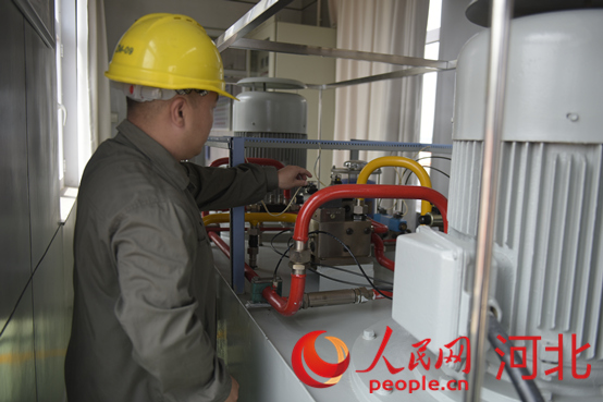 黃壁莊水庫事務(wù)中心工作人員在檢查溢洪道表口工作閘門啟臂機(jī)。人民網(wǎng)祝龍超攝