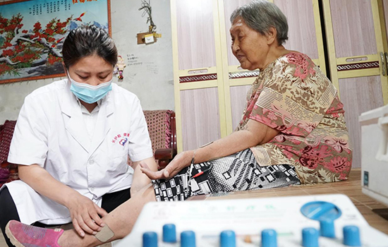 護(hù)理團(tuán)隊(duì)醫(yī)生為老人進(jìn)行低頻功能康復(fù)。陳佳兵攝