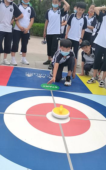 河北省威縣第四小學(xué)學(xué)生練習(xí)陸地冰壺動作。 趙國華攝