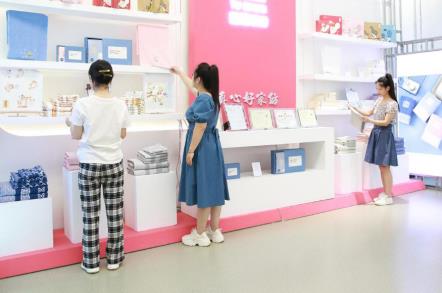 多樣的高陽紡織產(chǎn)品吸引大家關(guān)注。班靜怡攝