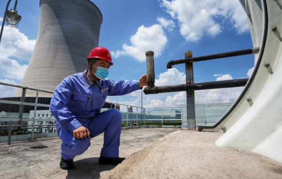 河北涿州京源熱電有限責(zé)任公司技術(shù)人員正在對(duì)設(shè)備進(jìn)行檢驗(yàn)排查。劉楊攝