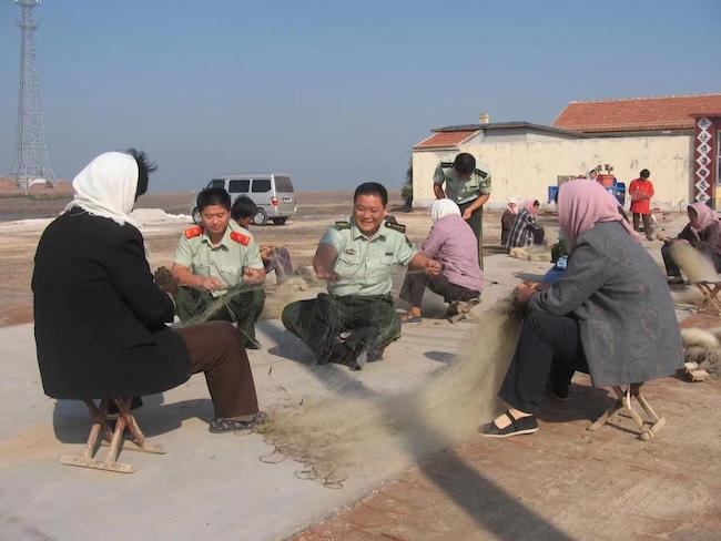 宋萬民幫助漁民修補漁網(wǎng)。 濱州市公安局海岸警察支隊岔尖派出所供圖