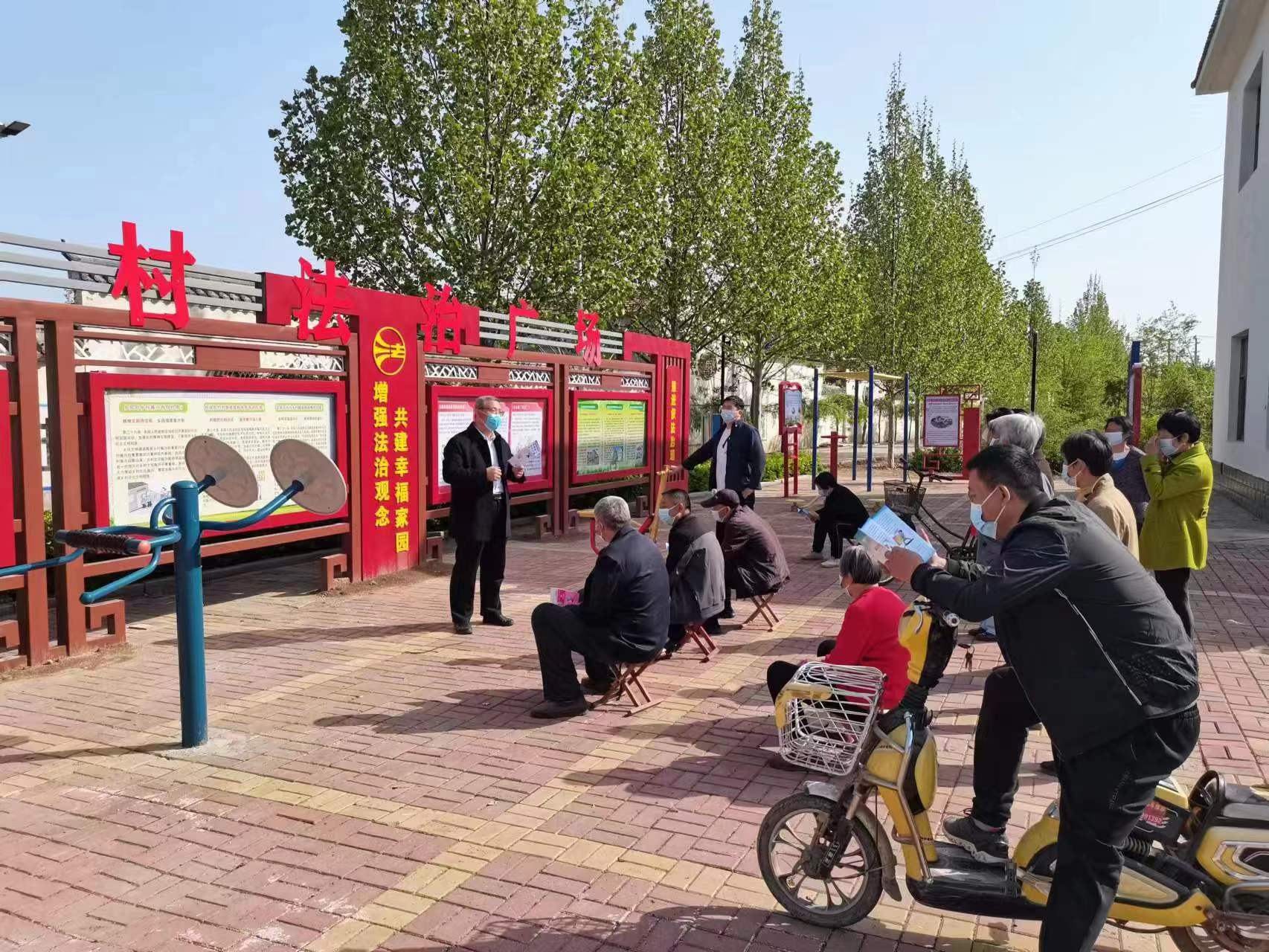 邢臺(tái)市臨西縣司法局工作人員走近群眾進(jìn)行普法宣傳。 孟凡儒攝