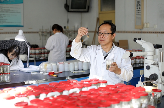 武大勇在實驗室開展檢驗工作。 受訪者供圖