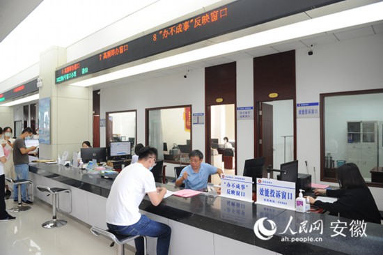 市民向“辦不成事”反映窗口工作人員咨詢。人民網(wǎng) 胡雨松攝