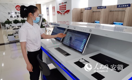 工作人員介紹自助系統(tǒng)的功能和使用方法。人民網(wǎng) 胡雨松攝