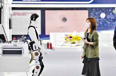 近日，第六屆世界智能大會在天津開幕，圖為參會嘉賓參觀天津制造業(yè)立市展。 新華社記者 趙子碩攝