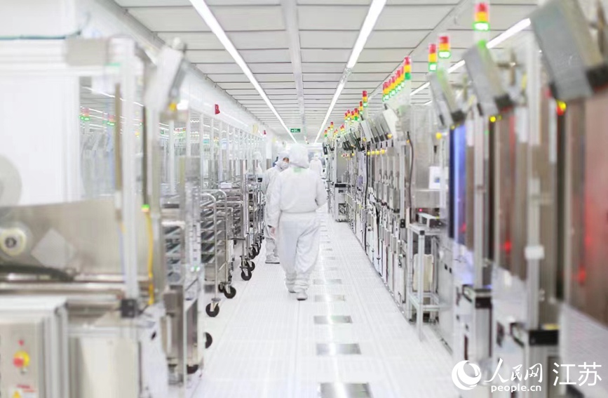 在希捷國際科技（無錫）有限公司生產(chǎn)車間，技術(shù)人員正在巡查作業(yè)。新吳區(qū)委宣傳部供圖