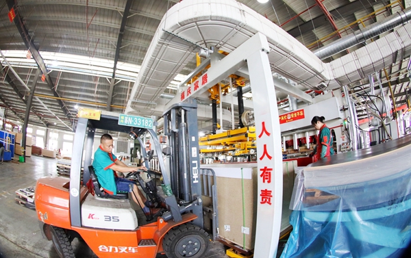 沭陽縣一公司車間內(nèi)一派緊張有序的繁忙景象。沭陽縣委宣傳部供圖