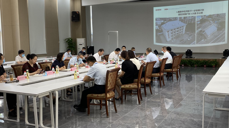 河東區(qū)委書記范少軍一行深入老電建公司辦公園區(qū)就盤活園區(qū)工作進行部署研究。河東區(qū)供圖