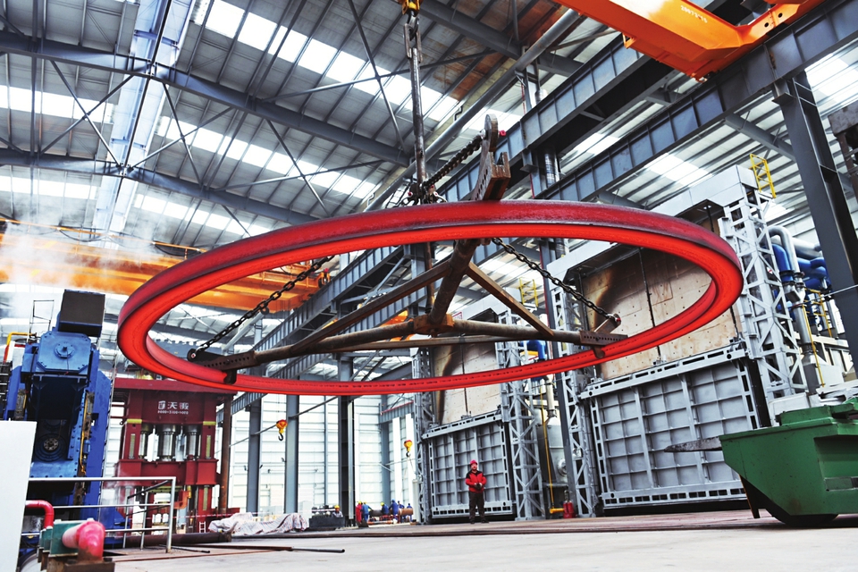 定襄縣作為太忻一體化經(jīng)濟區(qū)建設(shè)的12個先行啟動區(qū)之一，借助發(fā)展機遇，全力延長產(chǎn)業(yè)鏈條、補齊產(chǎn)業(yè)短板、培育優(yōu)質(zhì)市場主體、拓寬應(yīng)用領(lǐng)域，進軍高精尖應(yīng)用行業(yè)。 記者孫榮祥攝