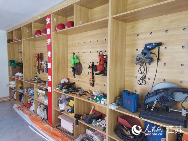 “荷樂益家”器材保管室。人民網 張瀚天攝