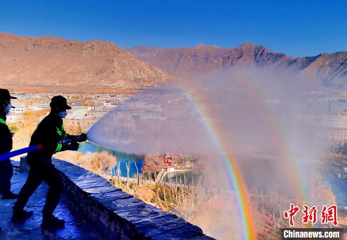 12月6日，布達(dá)拉宮消防救援大隊(duì)在布達(dá)拉宮山體林草區(qū)域開(kāi)展?jié)窕ぷ?。　劉?攝