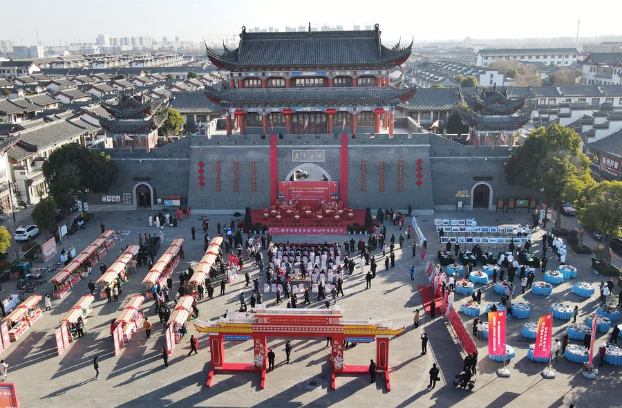 城門掛春聯(lián)，金湖沖刺“開(kāi)門紅”。陳義寶攝