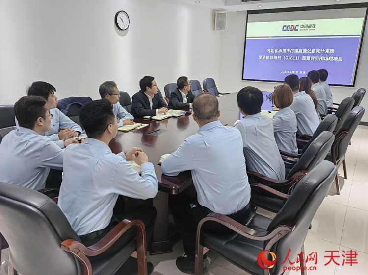 近日，中能建路橋工程有限公司領(lǐng)導(dǎo)班子成員與員工開會討論，如何根據(jù)今年的項(xiàng)目招聘合適的優(yōu)秀人才。  人民網(wǎng) 孫翼飛攝