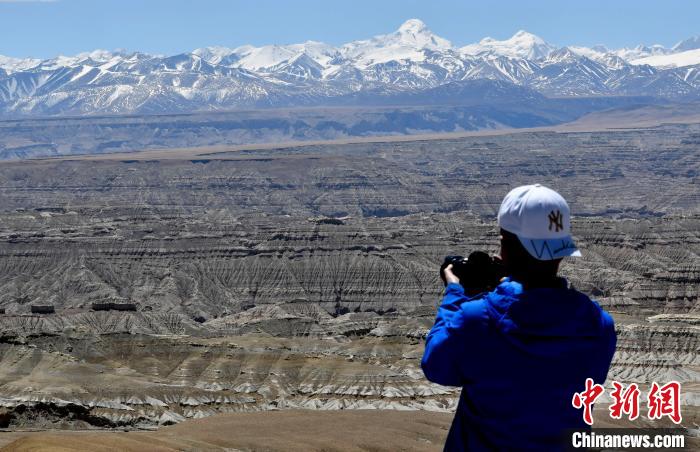 4月5日，游客在觀景臺拍攝札達土林。　李林 攝