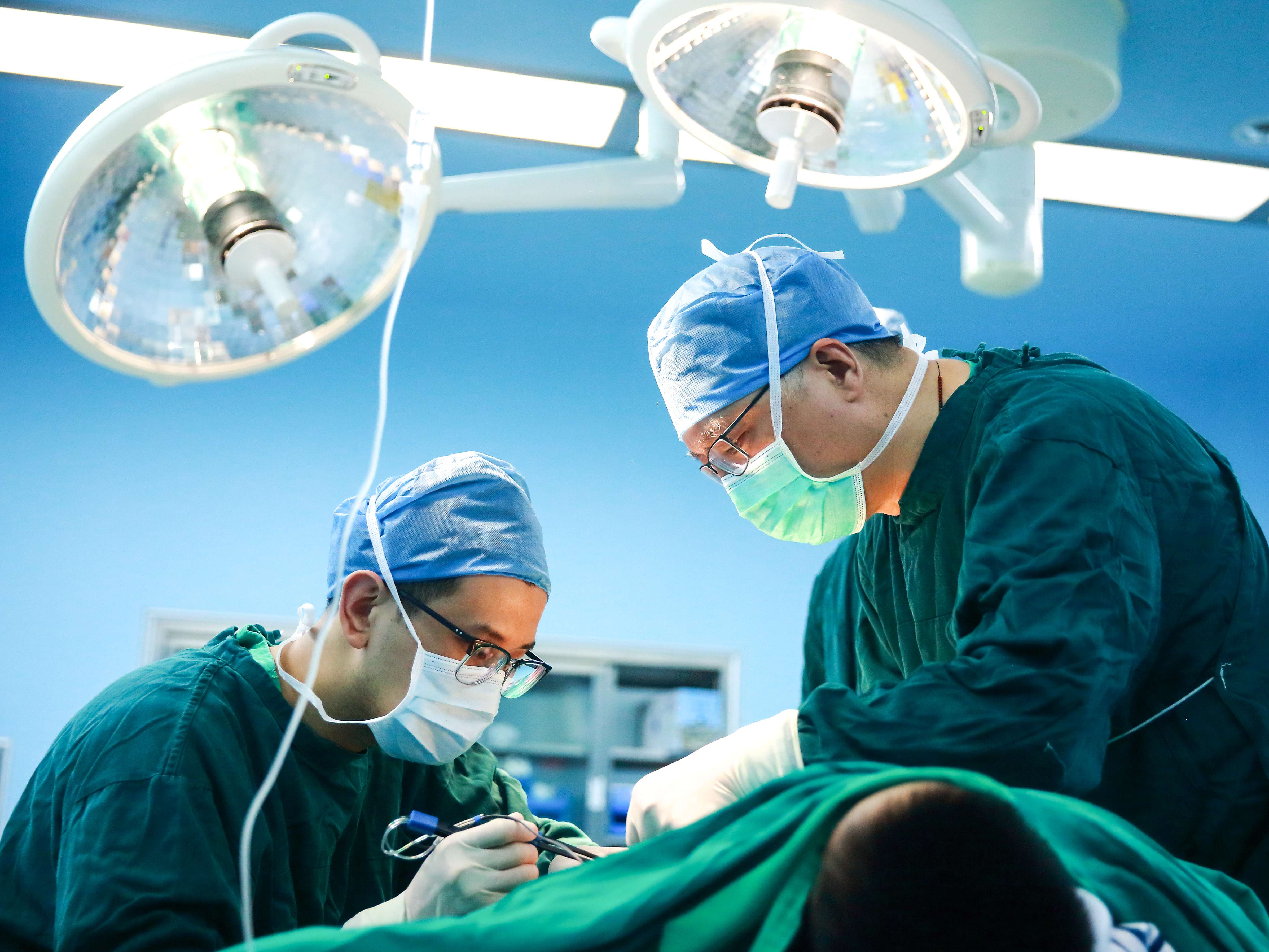 江南大學(xué)附屬醫(yī)院燒創(chuàng)傷診療中心主任呂國(guó)忠工作現(xiàn)場(chǎng)。受訪者供圖