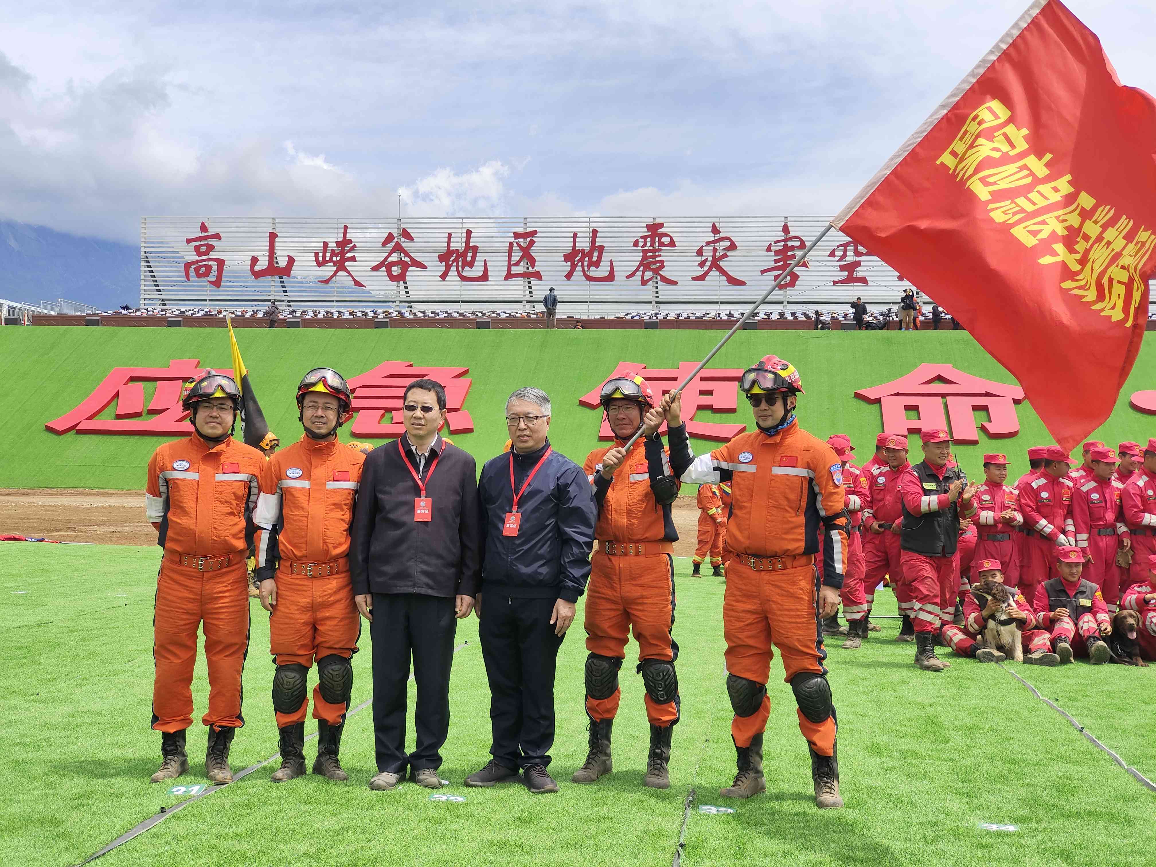 呂國(guó)忠以總領(lǐng)隊(duì)身份，帶領(lǐng)國(guó)家應(yīng)急醫(yī)學(xué)救援隊(duì)演練。受訪者供圖