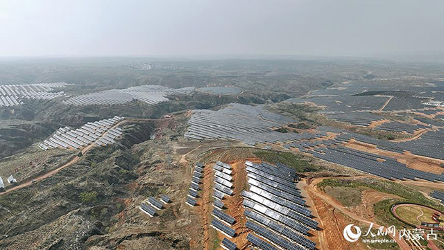 伊金霍洛旗天驕綠能50萬千瓦采煤沉陷區(qū)生態(tài)治理光伏發(fā)電示范項目。人民網(wǎng) 孟佳澍攝