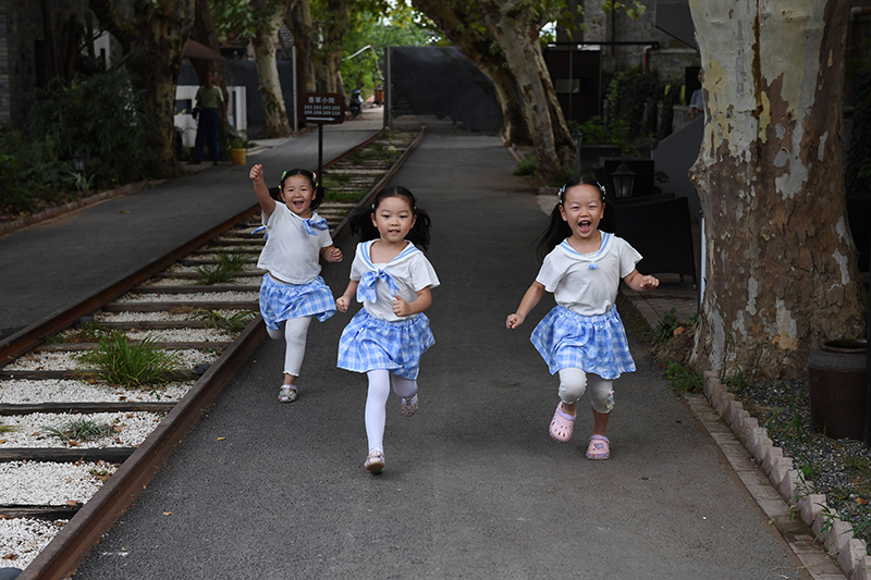 由礦場家屬區(qū)改造而來的“鮮花小院”民宿，深受孩子們的喜愛。吳芳攝