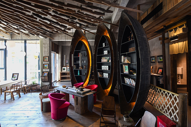 漁船、船槳……花田·僑鄉(xiāng)里的裝飾材料，多是從當(dāng)?shù)靥詠淼呐f物。 吳芳攝