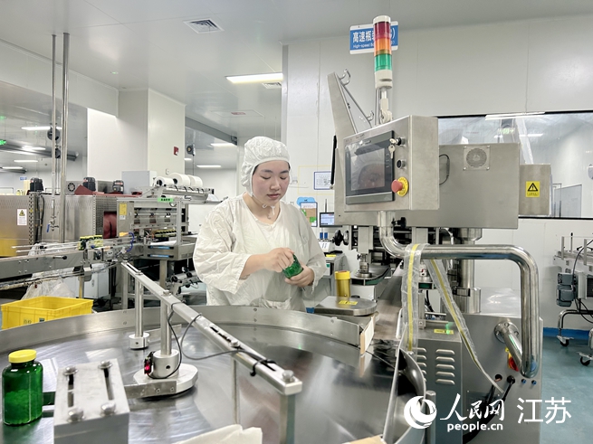 工作人員在操作檢測儀器。人民網(wǎng) 王丹丹攝