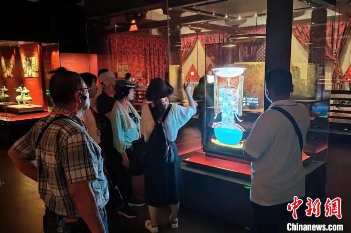 圖為臺灣新北市永和區(qū)里長聯(lián)誼會江西參訪團一行在南昌漢代?；韬顕z址博物館內(nèi)參觀展出的珍貴文物?！●樞↓?攝