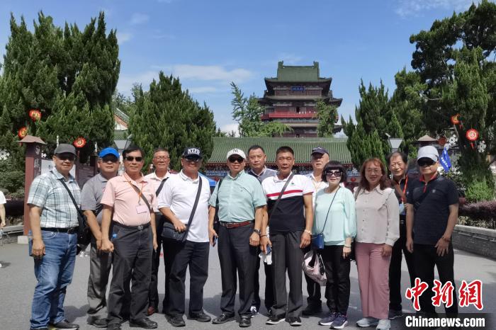 圖為臺灣新北市永和區(qū)里長聯(lián)誼會江西參訪團一行在南昌滕王閣前合影。　柳曉丹 攝