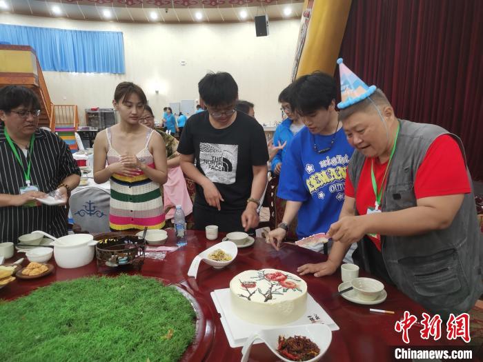 圖為內(nèi)蒙古臺(tái)辦為臺(tái)胞過生日?！±類燮?攝
