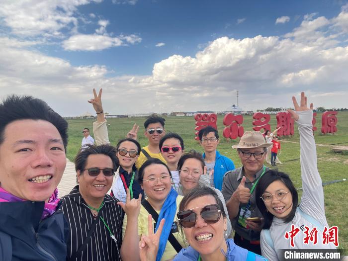 圖為臺(tái)胞在鄂爾多斯草原合影。　葉冠賢 攝