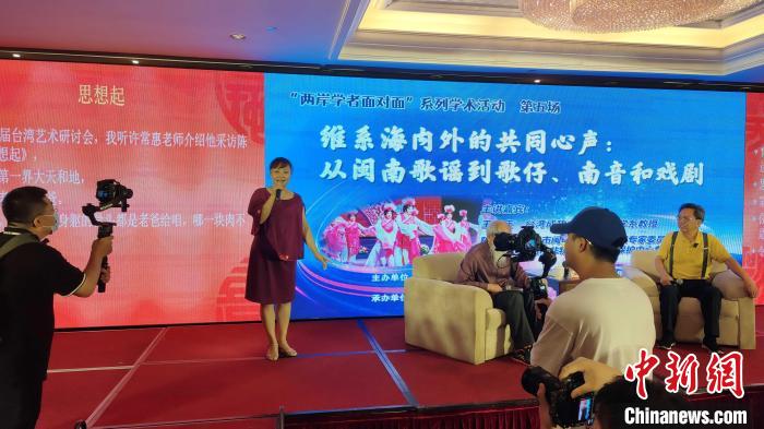 歌仔說(shuō)唱非遺傳承人張?jiān)缕寂楷F(xiàn)場(chǎng)演唱?！罘?攝