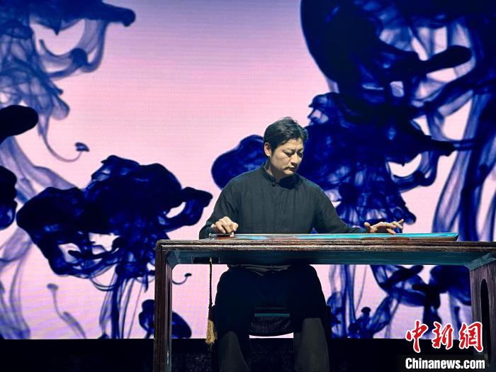 臺灣老師林法演奏《廣陵散》?！堺惥?攝