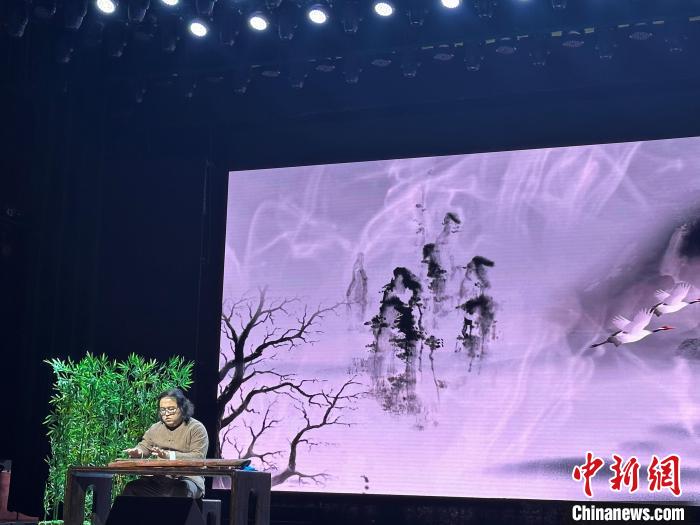 閩派古琴名家陳志強演奏一曲《流水》。　張麗君 攝