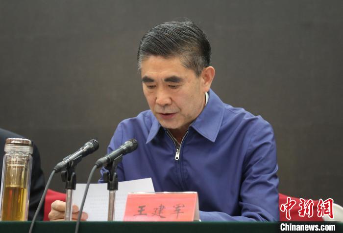 圖為青海省委書記王建軍出席會(huì)議并作講話?！?zhí)砀?攝