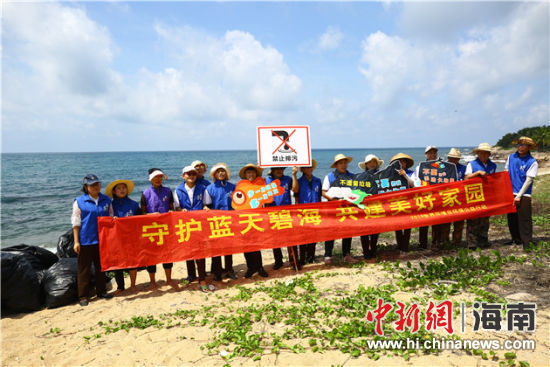 環(huán)保志愿者呼吁停止隨地扔垃圾、破壞環(huán)境等不文明行為。