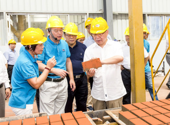 2019年6月21日下午，省長沈曉明在三亞建筑廢棄物綜合利用廠，查看用建筑廢棄物綜合處理后制成的再生水泥磚。海南日報記者 宋國強 攝