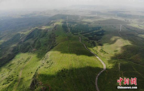 6月28日，夏日鏡頭下的河北張家口張北“草原天路”蜿蜒曲折。 中新社記者 楊艷敏 攝