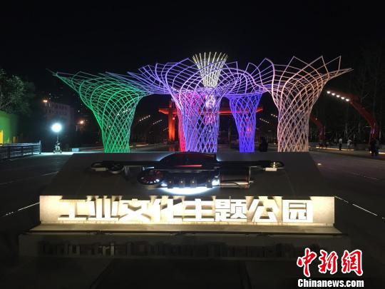 夜晚，奧運(yùn)“五色樹”的燈光。　高紅超 攝