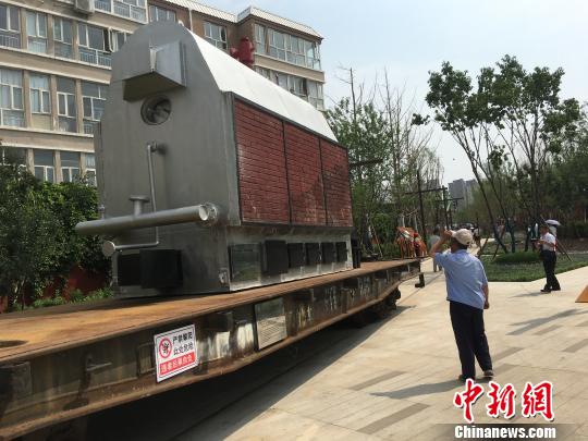 公園內(nèi)陳列著臥式蒸汽鍋爐等工業(yè)產(chǎn)品?！「呒t超 攝