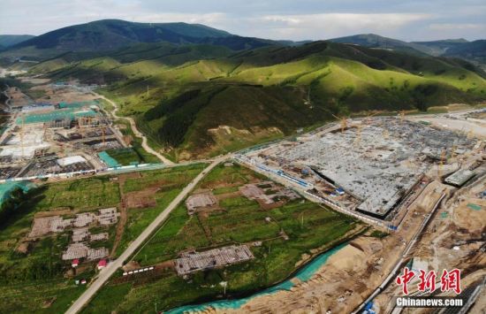 6月28日，航拍鏡頭下的河北張家口冬奧會太子城冰雪小鎮(zhèn)項(xiàng)目。太子城冰雪小鎮(zhèn)項(xiàng)目位于2022年冬奧會張家口賽區(qū)核心區(qū)，連接張家口賽區(qū)云頂和古楊樹兩個競賽場館群，建成后將承擔(dān)賽時(shí)核心區(qū)配套保障功能，提供冬奧頒獎、貴賓接待、交通換乘、休閑娛樂等服務(wù)，賽后將成為一座國際化四季度假小鎮(zhèn)。 中新社記者 楊艷敏 攝