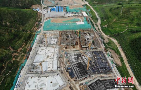 6月28日，航拍鏡頭下的河北張家口冬奧會太子城冰雪小鎮(zhèn)項(xiàng)目。太子城冰雪小鎮(zhèn)項(xiàng)目位于2022年冬奧會張家口賽區(qū)核心區(qū)，連接張家口賽區(qū)云頂和古楊樹兩個競賽場館群，建成后將承擔(dān)賽時(shí)核心區(qū)配套保障功能，提供冬奧頒獎、貴賓接待、交通換乘、休閑娛樂等服務(wù)，賽后將成為一座國際化四季度假小鎮(zhèn)。 中新社記者 楊艷敏 攝