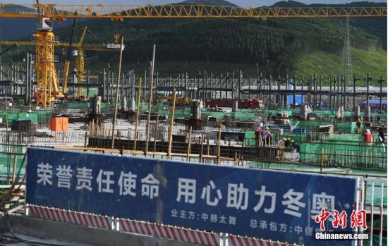 6月28日，河北張家口冬奧會太子城冰雪小鎮(zhèn)項(xiàng)目現(xiàn)場。太子城冰雪小鎮(zhèn)項(xiàng)目位于2022年冬奧會張家口賽區(qū)核心區(qū)，連接張家口賽區(qū)云頂和古楊樹兩個競賽場館群，建成后將承擔(dān)賽時(shí)核心區(qū)配套保障功能，提供冬奧頒獎、貴賓接待、交通換乘、休閑娛樂等服務(wù)，賽后將成為一座國際化四季度假小鎮(zhèn)。 中新社記者 楊艷敏 攝