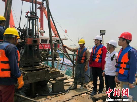 圖為勘察設(shè)計人員與常熟海事局執(zhí)法船在現(xiàn)場配合鉆探施工?！∥赫?攝