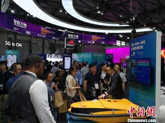 圖為現(xiàn)場人員講解5G“天地一體化”生態(tài)檢測系統(tǒng)?！∪伟厮?攝