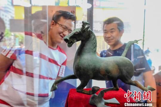 甘肅省博物館將榮登《國家寶藏》的文物銅奔馬和人頭形器口彩陶瓶搬到了絲路如意餐廳，讓顧客在餐廳內(nèi)就能近距離的和文物面對面?！＄娦?攝